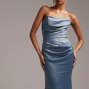 Slutsåld balklänning ASOS - Helt slutsåld balklänning, endast testad då jag beslutade mig för en annan klänning men inte hann skicka tillbaks denna!