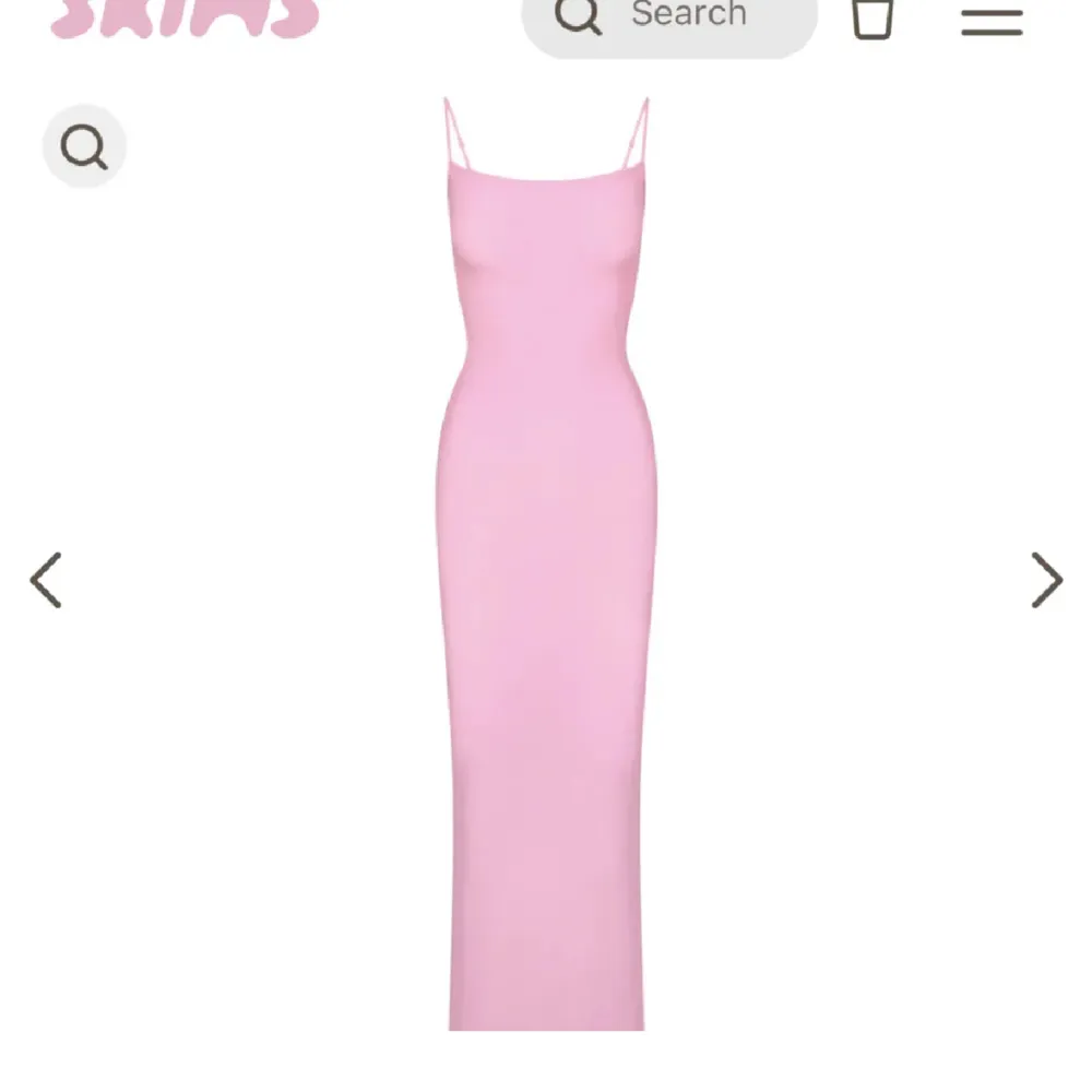 LÅNADE BILDER!! Skins klänning i en jättefin rosa färg, säljer pga kom aldrig till användning. Skriv för fler bilder💛. Klänningar.