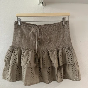 Fin grön kjol  - Superfin grön kjol från zara, skriv om ni har fler frågor☺️