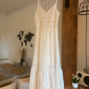 Klänning från Shein - Oanvänd klänning från Shein med lapp kvar! Stl M. Färgen ger mer rättvisa på 3:e bilden! Jag är 158 cm och den går ungefär till mina vrister!