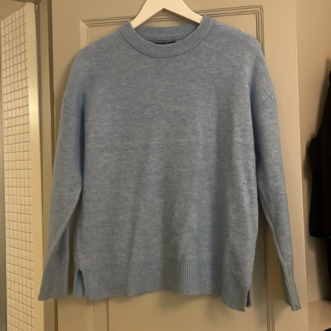 Jättefin blå tröja!
