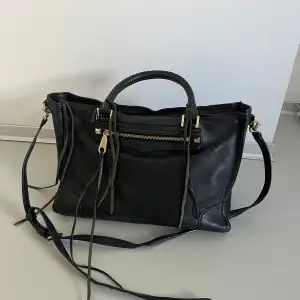 Balenciaga inspirerad läderväska från Rebecka Minkoff  i superbra skick! Har massa fack osv på insidan. Band kan tas av och / eller justeras i längd. 