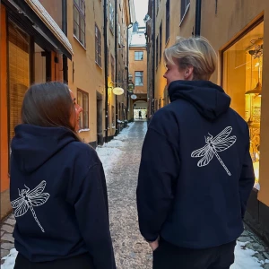 Trollslända hoodie storlek L (sista exemplaret) - Nu har vi utförsäljning på våra hoodies eftersom Uf-året är slut‼️ Vi rear ut våra produkter för 199kr istället för 549kr  Hoodiesarna är i screenad transfertryck vilket innebär att trycken inte kommer spricka. För mer information, ig:amare.designuf 💗