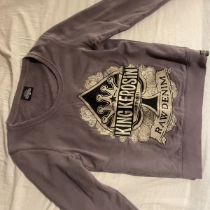 Vintage king kerosin tröja - Super bra skick för en så pass gammal tröja, inga märken eller fel på. Säljer pga den inte passar längre