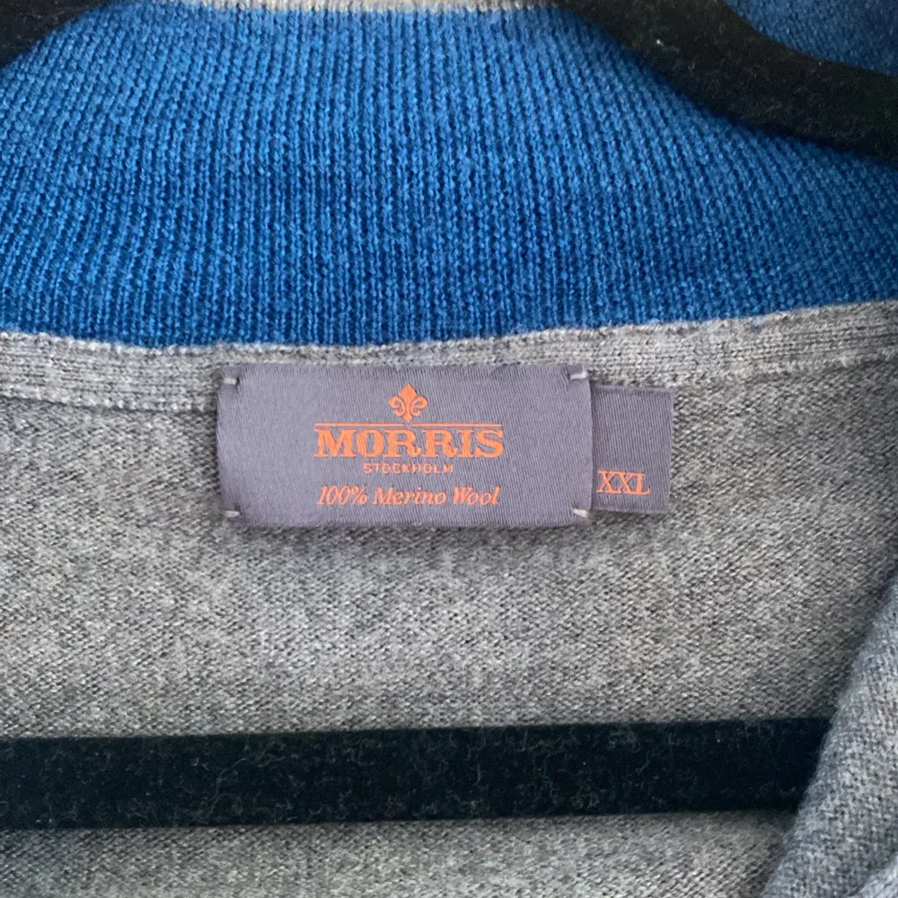 Morris halfzip i toppskick! Säljer nu denna Morris tröja i 9/10 skick då den inte används längre. Tröjan är i barn XXL vilket motsvarar vanlig S strlk i man. Nypris: 2800kr, mitt pris 450kr!. Tröjor & Koftor.