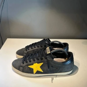 Golden goose skor - Säljer nu dess sparsamt använda Golden goose skor skick 8/10, då dem inte passar mig längre. Nypris ca 5500kr mitt 2199.