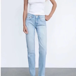 Mid rise zara jeans - Säljer dessa raka jeans då de inte kommer till användning. Mycket bra skick☺️