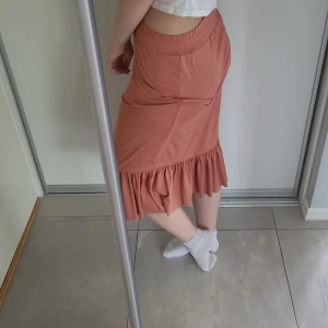 Långkjol - Söt långkjol som tyvärr är för liten för mig🥲 mjukt material och en gammelrosa färg med volanger nertill😍 strl 170