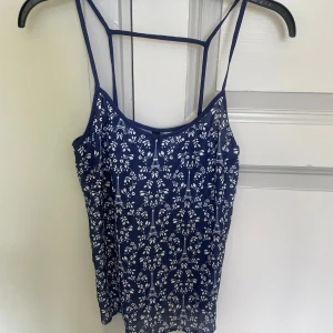 Blått linne  - Blått linne från H&M i storlek 34. 