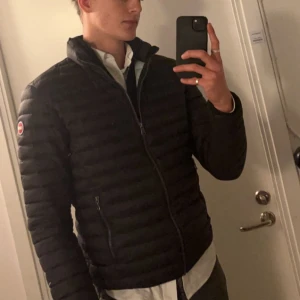 Colmar jacka - Colmar Mens Down Jacket Vindtålig och vattenavvisande - perfekt för vår/höst och sena sommar kvällar.  Köpt i NK Stockholm, kvitto och tags finns kvar. Nyskick förutom dragkedjan som är lite svårsdragen. 