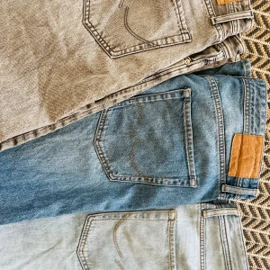 3 par jeans från Jack & Jones (Loose Chris) - Säljer tre par jeans, 200kr/st eller alla fem för 400kr  Ljusblå 32/33 Blå 33/32 Grå 33/32 Modell Loose Chris