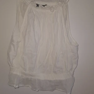 Blus - Jättefin sommar blus som funkar till allt! På andra bilden ser man att man kan justera banden. Använt den fåtal gånger🥰