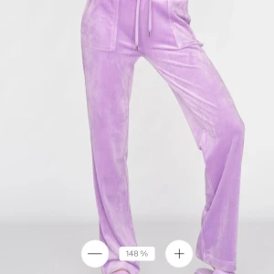 Lila Juicy Couture byxor - As bekväma byxor som jag skulle kunna tänka mot bytes/köps  Köpte 2022 men har inte används utan ligger bara nu, byxorna är i bra skick.