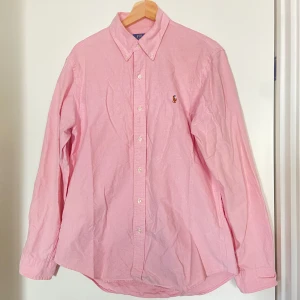 Polo Ralph Lauren oxford skjorta - Rosa oxfordskjorta (herr) från Polo Ralph Lauren.  Det finns en lagning på baksidan längst ned vid skjortans slut, se bilder☺️ 