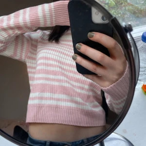 Stickad tröja  - Rosa randig stickad tröja