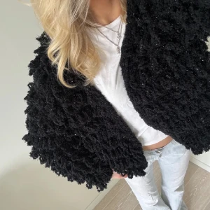 SUPERSNYGG unik kofta!! - Älskar denna supersnygga unika glittriga koftan, perfekt till fest, köpt här på Plick & fint skick💋!!