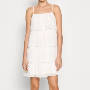 Vit volang klänning - Säljer denna oanvända volang klänning. Perfekt till studenten men också till sommaren!! Lappen är bort klippt men den är aldrig använd ❤️ 