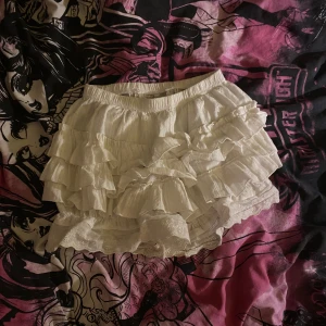 Vita bloomers  - Jättegulliga bloomers💕 Har ett litet hål längst ner på ett av benet, det går nog lätt att sy ihop om önskas. Utöver det bra skick🫶