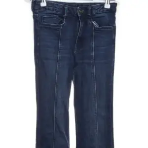 Mörkblåa super snygga jeans från JM!  Aldrig använda, köpt direkt från Sellpy men passar inte mig så testar sälja här 🥳  Strlk 170 så passar strlk 34 och 36 också skulle jag tro! 🔥