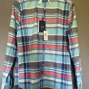 Gant skjortan i bra skick har fortfarande prislappen kvar. Det är en Gant O1 Comfort Oxford Big Plaid Reg BD 422 i Nautical Blue går att diskutera pris.