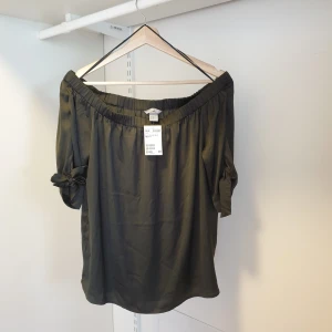 topp - Off shoulder topp från H&M  ny med prislappen kvar, nypirs var 249kr 