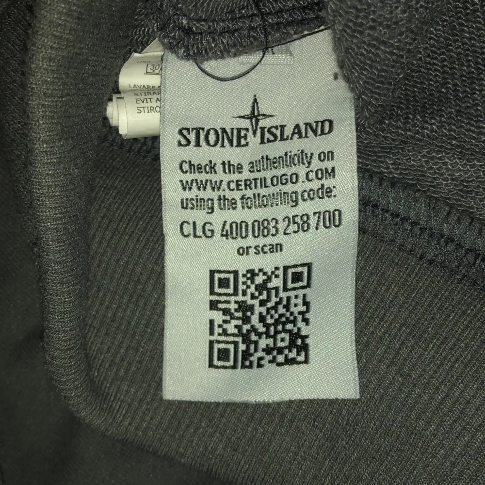 Jag säljer en stone island tröja i riktigt fint skick. Storlek M, hör av er för mer information.. Tröjor & Koftor.