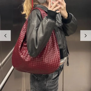 väska🍒🍸🪩 - Säljer denna väska ifrån DesignBySi, näst intill oanvänd och kostade 700kr inklusive frakt. Superfin till alla tillfällen och rymmer mycket, pris kan diskuteras 