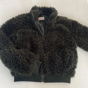 Fluffig vårjacka Kids Only stl 140! - Som ny, fluffig, mjuk, ”bombermodell” jacka. Stl 140, mudd ärmslut o midja. Mörkgrön i färgen.  Superfin⭐️ endast provad! 