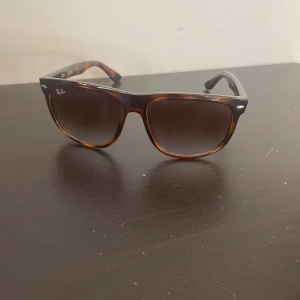 Rayban Boyfriend - Tja! Säljer dessa riktigt feta och populära solglasögonen från Rayban | De är endast använda ett par gånger och är i nyskick 🙌 | Allt og ingår som Box, putsduk mm | Priset är alltid förhandlingsbart så tveka inte på att höra av dig vid fler frågor!