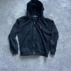 Ralph lauren zip - Defekt (luvan är väldigt liten) Relativt oanvänd och i bra skick. Kontakta angående frågor. Storlek M men sitter som xs eller s