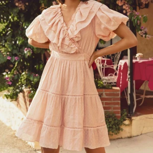 Clemence dress By Malina - Säljer denna jättefina klänning från By Malina  som tyvärr inte kommit till användning då färgen inte riktigt passar mig. Helt oanvänd och helt perfekt till sommaren.