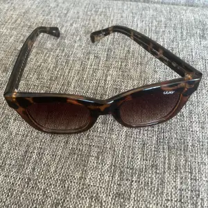 Fina solglasögon från märket QUAY! Köpta från Australien. 