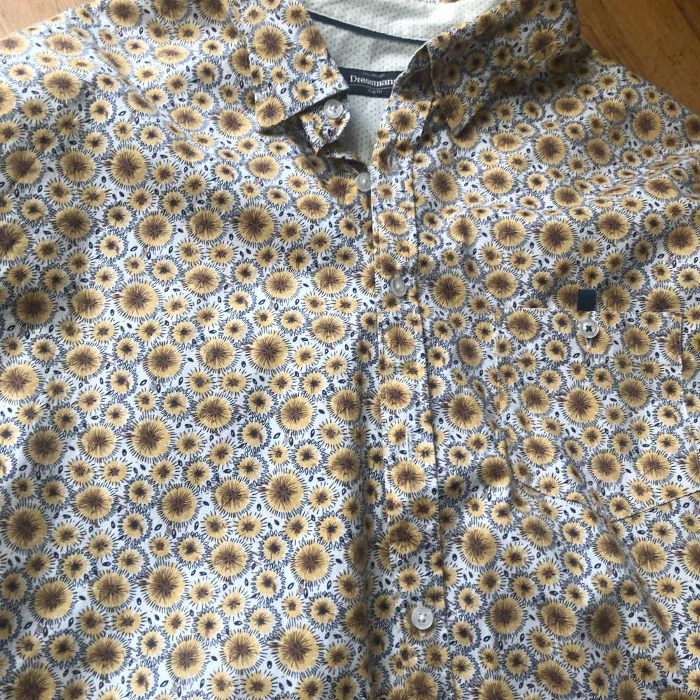 Snygg skjorta med fint Retro mönster, från Dressman. Helt Ny!! Stl: 3 xl. Skjortor.
