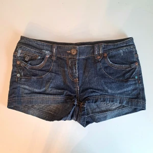 Lågmidjade jeansshorts - Supersnygga mörkblå jeansshorts, mäter 80 cm runt midjan och är lite stretchiga.