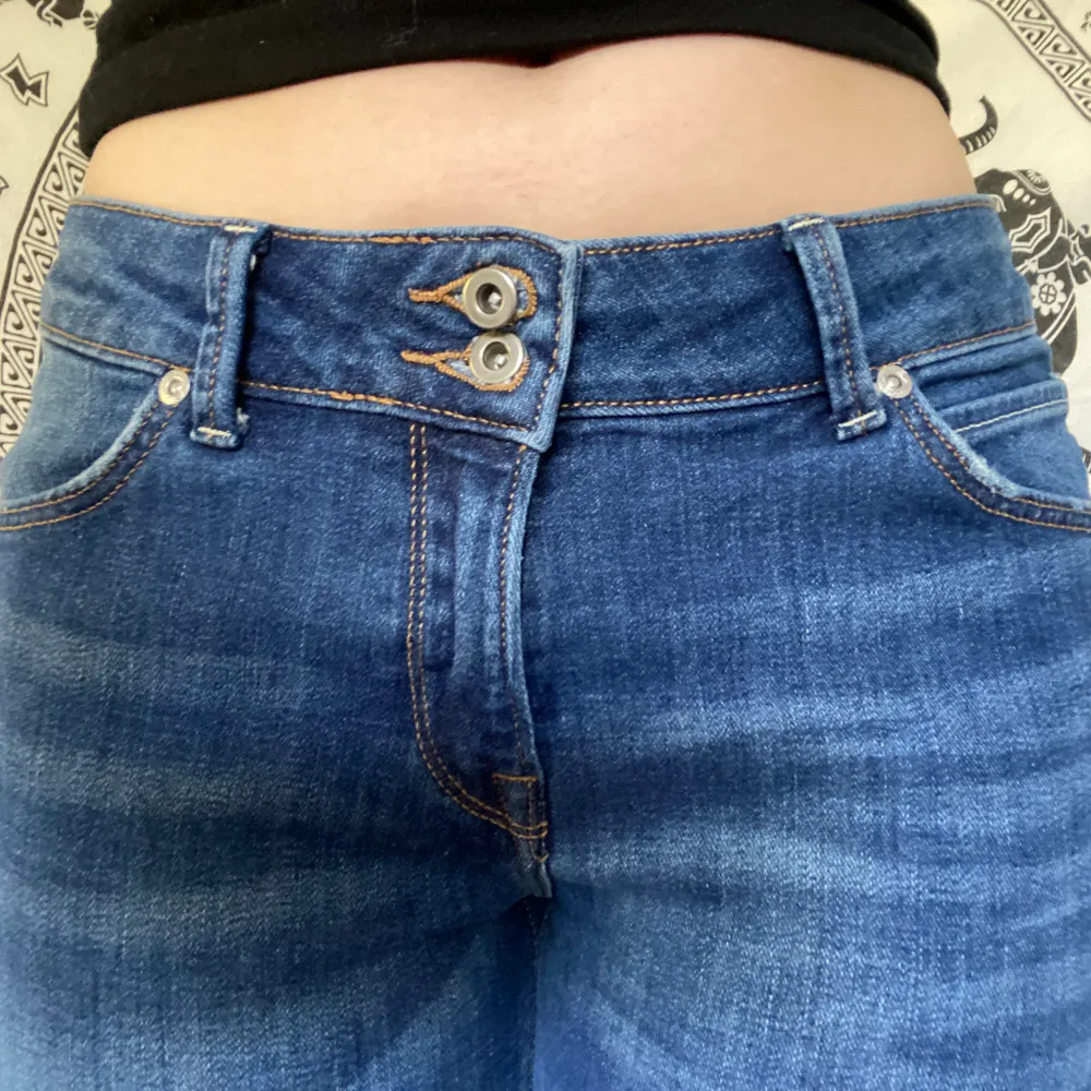 Snygga lågmidjade jeans från Lee, man kan vika ner dom så att dom blir ännu mer lågmidjade💙. Jeans & Byxor.