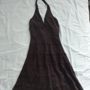 Söt brun halterneck klänning - Supersöt klänning