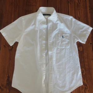 Sommarskjorta Ralph Lauren - Väldigt bra skick och knappt använd då den var lite liten för mig. Dunder inför sommaren☀️☀️Skriv vid intresse eller önskemål av bilder🤝💥