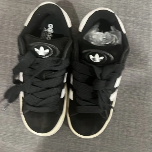 Adidas campus  - Säljer ett par sprillans nya adidas campus i storlek 38. Tillkommer endast skor. Skriv gärna om ni har fler funderingar.