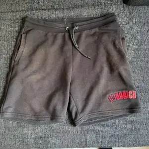 Hej! Säljer mina Hoodrich shorts då dom aldrig kommer till användning längre :OBS! Lite solblekta