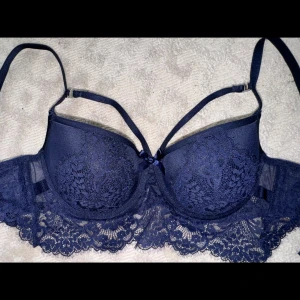 Hunkemöller spets bh med snören - Superfin oanvänd bh från Hunkemöller, storlek 80B. Aldrig använd, tyvärr för liten för mig. Nyskick. 