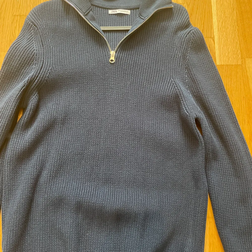 Halfzip från Zara, nypris 500kr, säljer denna då den inte kommer till användning. Grymt snygg och väldigt bra skick. Hör av dig vid funderingar. Tröjor & Koftor.