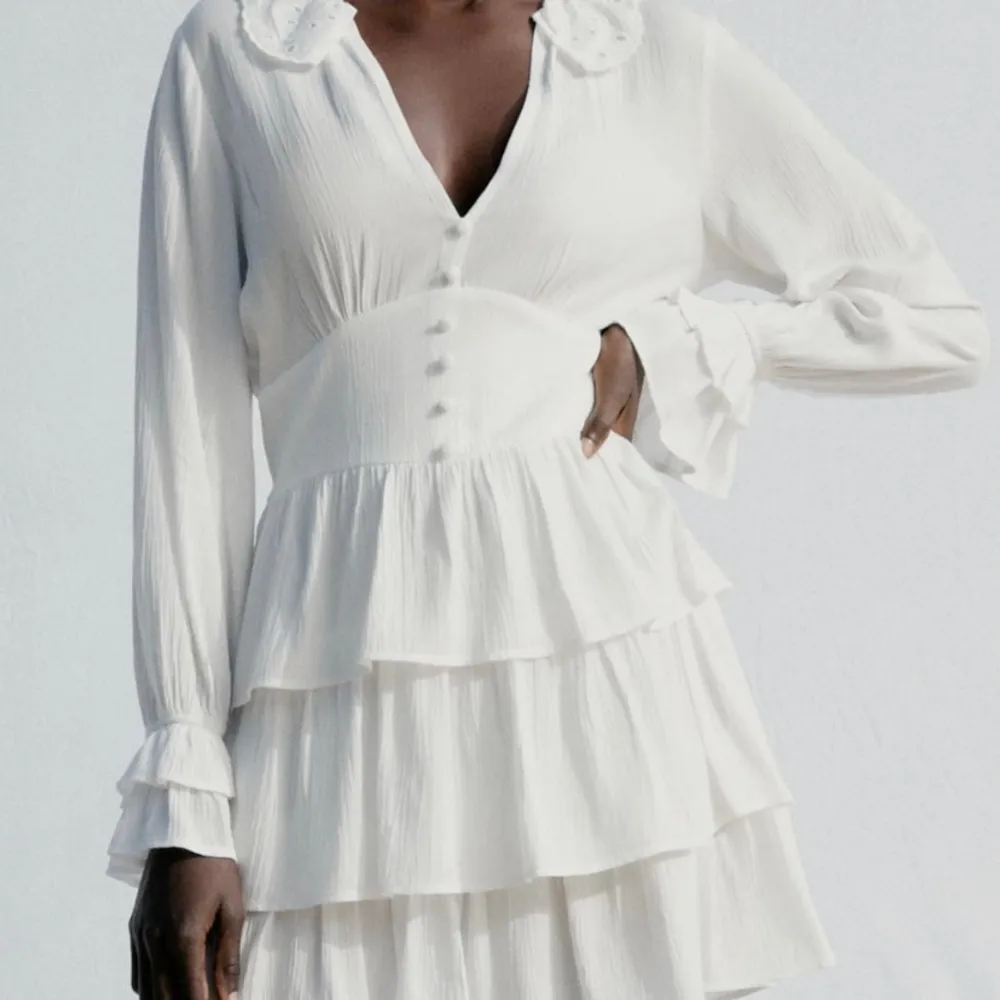 Säljer en fin vit klänning från Zara som endast är andvänd ett få tal gånger💕Klänning är perfekt till skolavslutningen,studenten,konfirmationen eller varför inte till midsommar💕ny pris 500kr men säljer för 250kr. Klänningar.