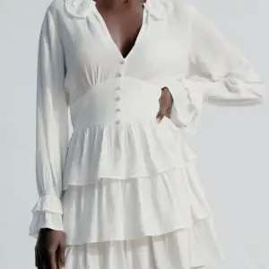 Säljer en fin vit klänning från Zara som endast är andvänd ett få tal gånger💕Klänning är perfekt till skolavslutningen,studenten,konfirmationen eller varför inte till midsommar💕ny pris 500kr men säljer för 250kr