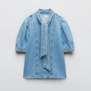 Jeans topp  - Säljare denna jeans toppen ifrån zara super super fin! Använd endast en gång, köpt för 430kr 