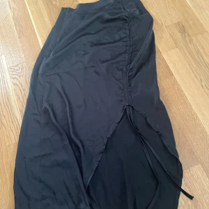 Kjol storlek S - Dragkedja sidan  Öppen ena benet 
