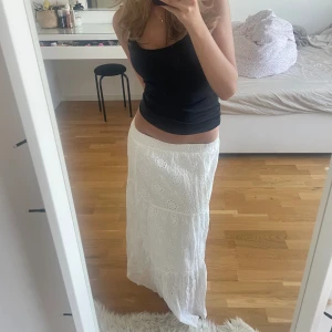 Långkjol - Jättefin lågmidjade långkjol med broderade blommor😍😍😍 super trendig nu till sommaren!! 