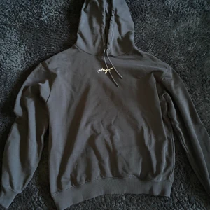 Hugo hoddie - Knappt använd äkta fräsch billigt pris