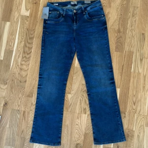 LTB jeans  - Jättesnygga helt nya LTB jeans. Fick dem i födelsedagspresent men de var tyvärr för stora för mig men hann tyvärr inte att lämna tillbaka de💕Längden är 105cm💕