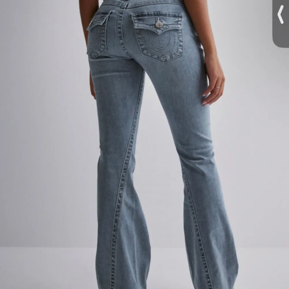 Jätte fina jeans som jag säljer på grund av att dom var för stora och att jag inte hade möjlighet att lämna tillbaka. De är helt oanvända. Orgeln pris 1299kr. Jeans & Byxor.
