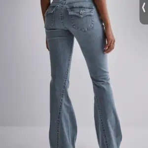 Jätte fina jeans som jag säljer på grund av att dom var för stora och att jag inte hade möjlighet att lämna tillbaka. De är helt oanvända. Orgeln pris 1299kr